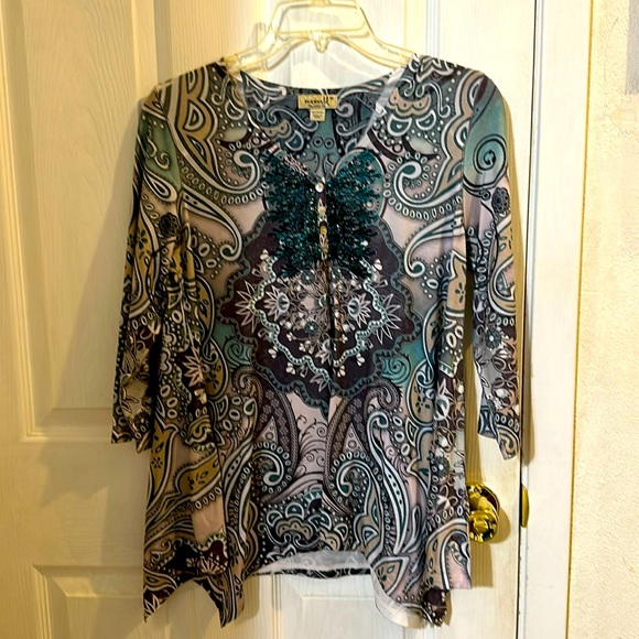 ONE WORLD Tops - Boho Tee-Shirt Top Green Gray Tan 4 Point Hem
